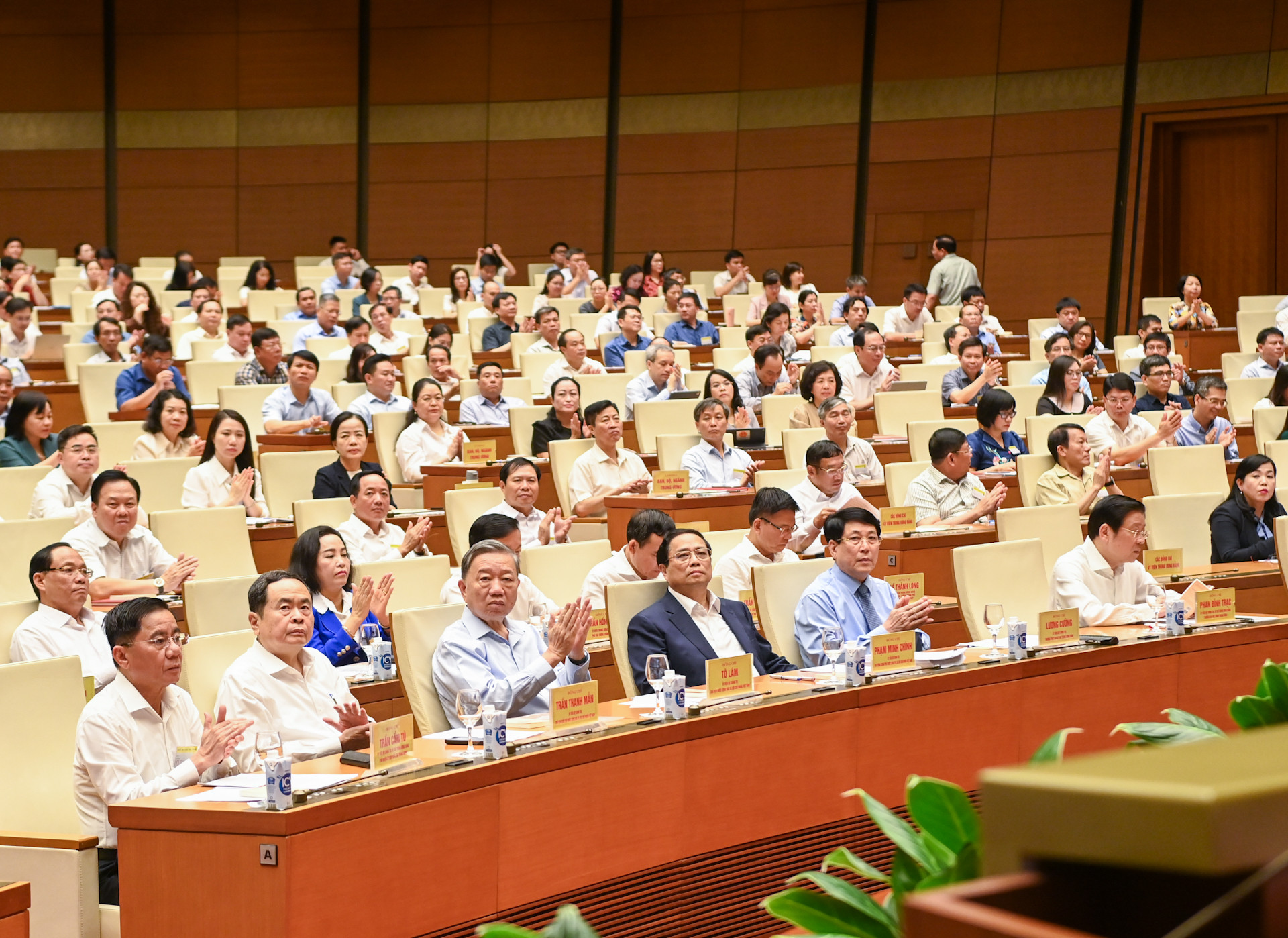 Chủ tịch nước Tô Lâm, Thủ tướng Phạm Minh Chính, Chủ tịch Quốc hội Trần Thanh Mẫn, Thường trực Ban Bí thư Lương Cường cùng các đồng chí lãnh đạo Đảng, Nhà nước và các đại biểu dự hội nghị tại Hội trường Diên Hồng.