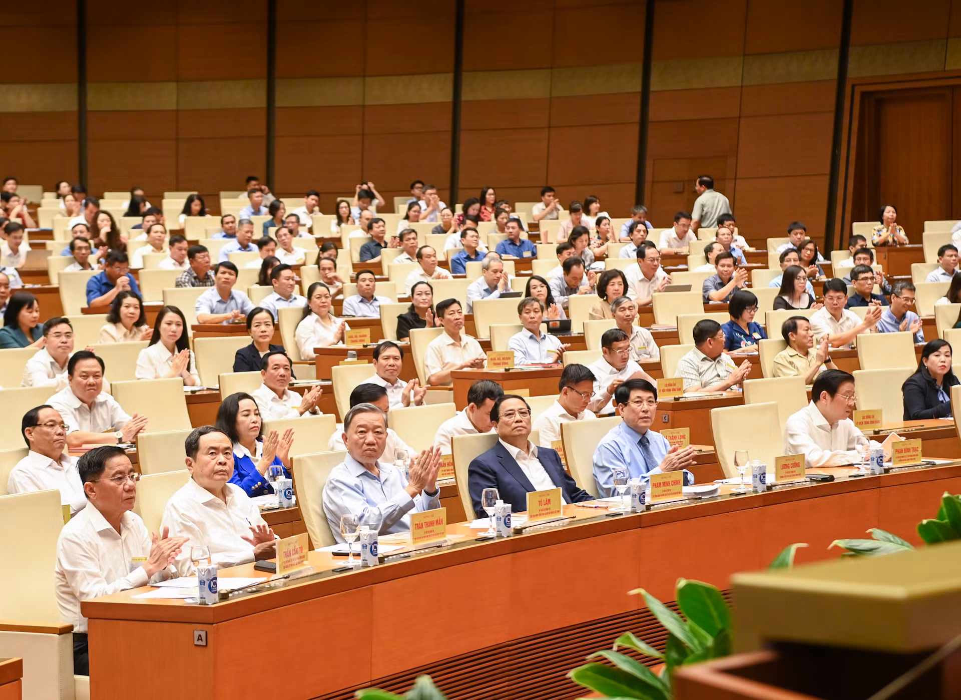 Chủ tịch nước Tô Lâm, Thủ tướng Phạm Minh Chính, Chủ tịch Quốc hội Trần Thanh Mẫn, Thường trực Ban Bí thư Lương Cường cùng các đồng chí lãnh đạo Đảng, Nhà nước và các đại biểu dự hội nghị tại Hội trường Diên Hồng.