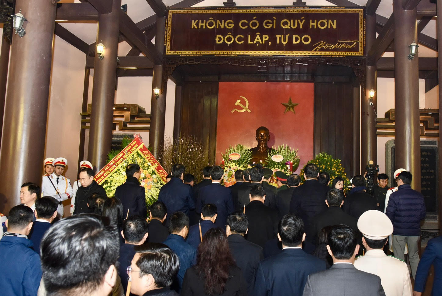 Các đại biểu dâng hương tưởng niệm Chủ tịch Hồ Chí Minh.