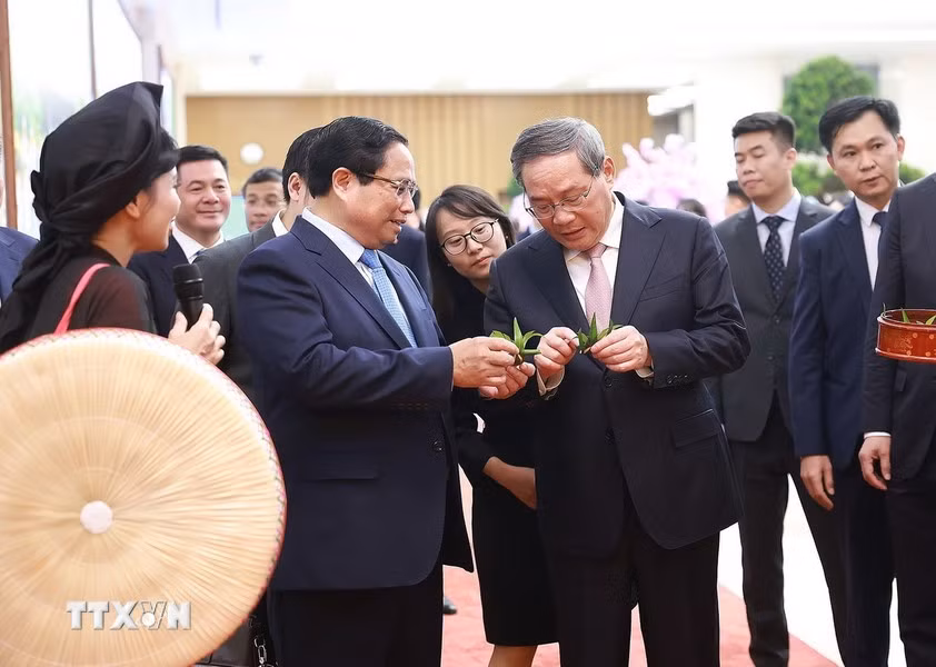 Thủ tướng Phạm Minh Chính và Thủ tướng Trung Quốc Lý Cường xem têm trầu cánh phượng của văn hóa Kinh Bắc.