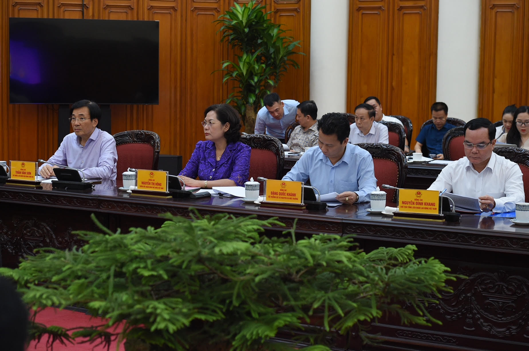 Lãnh đạo các bộ, ban, ngành tham dự cuộc họp.