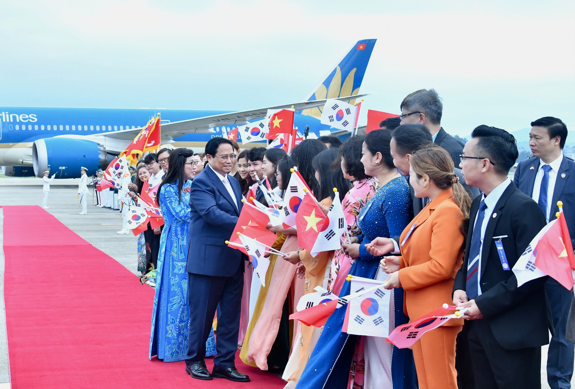 Thủ tướng Phạm Minh Chính và Phu nhân với cán bộ, nhân viên Đại sứ quán, bà con cộng đồng người Việt Nam tại Hàn Quốc ở Lễ đón chính thức.