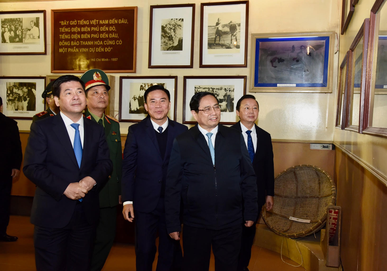 Thủ tướng Phạm Minh Chính tham quan trưng bày ảnh và hiện vật tại Khu văn hóa tưởng niệm Chủ tịch Hồ Chí Minh.