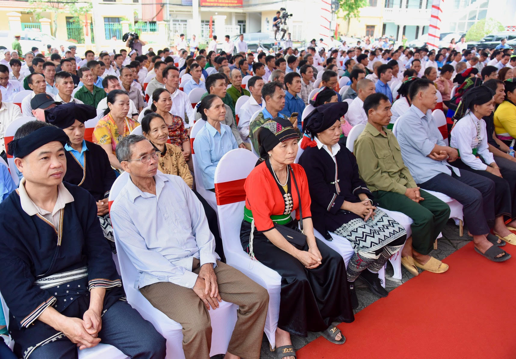 Đại diện nhân dân các dân tộc, gia đình có hoàn cảnh khó khăn của tỉnh Hòa Bình tham dự buổi lễ.