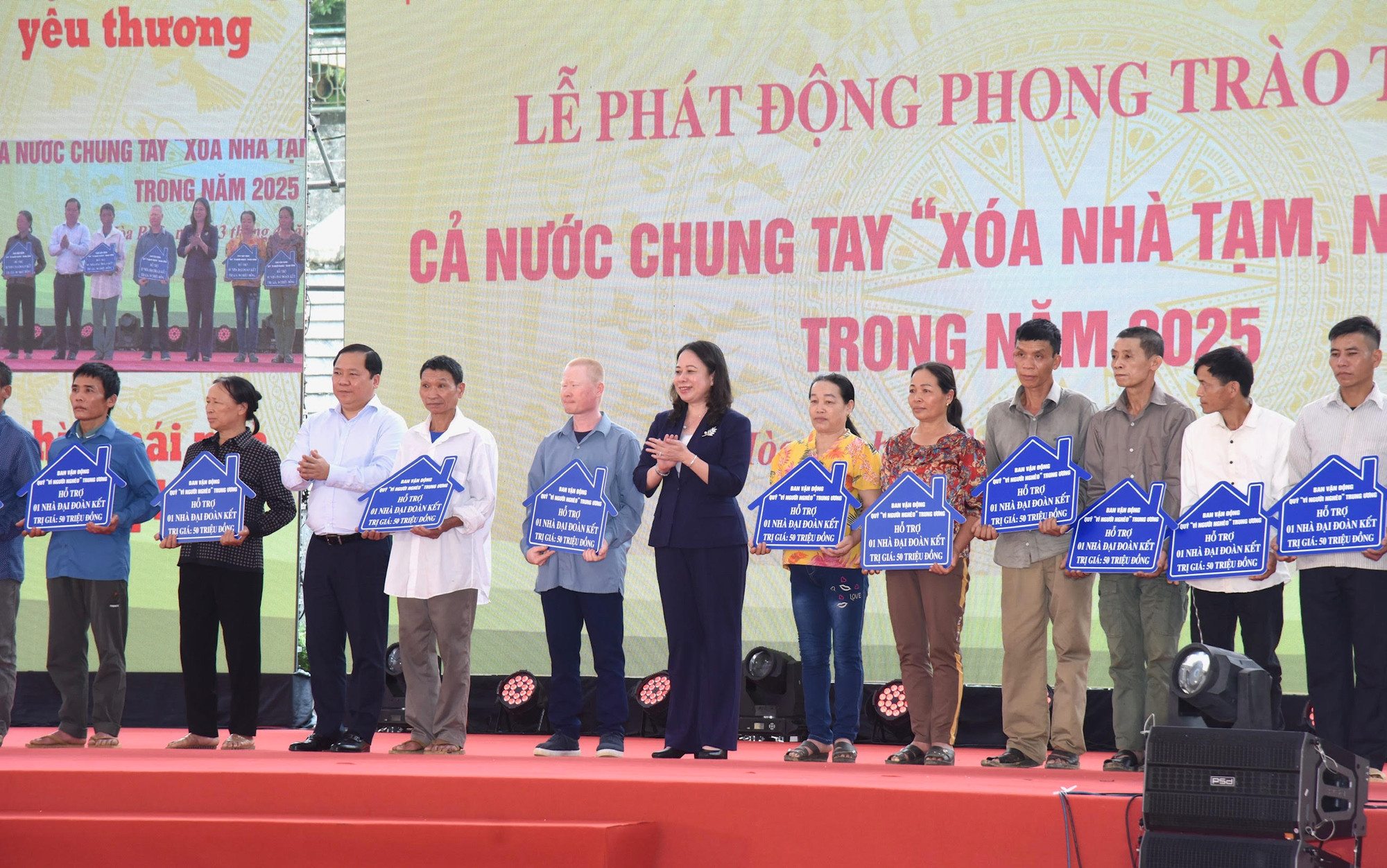 Quyền Chủ tịch nước Võ Thị Ánh Xuân cùng Bí thư tỉnh ủy Hòa Bình Nguyễn Phí Long trao biểu trưng hỗ trợ xây nhà đại đoàn kết cho các hộ gia đình tại huyện Đà Bắc, tỉnh Hòa Bình.