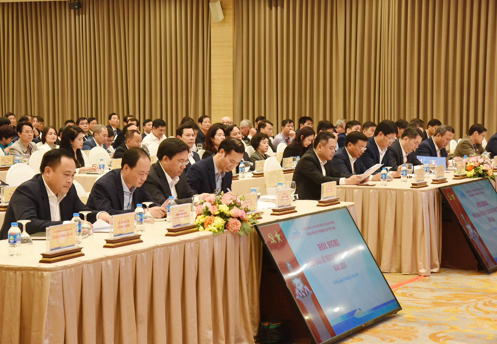 Đại diện lãnh đạo các bộ, ban, ngành tham dự hội nghị.