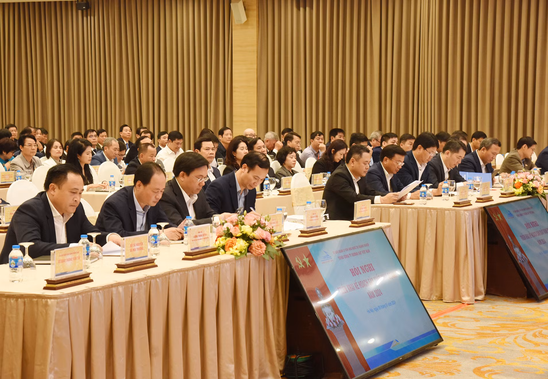 Đại diện lãnh đạo các bộ, ban, ngành tham dự hội nghị.