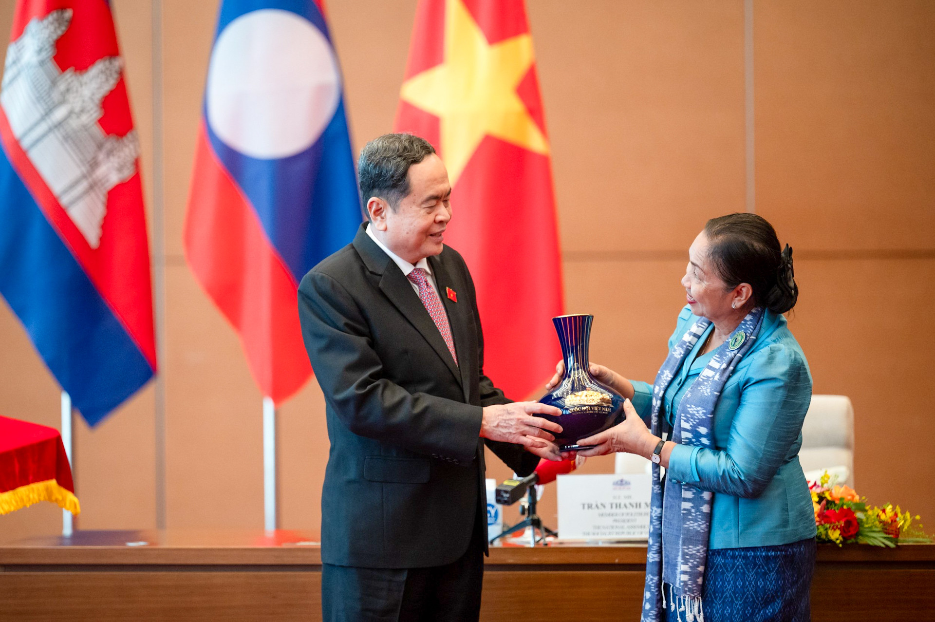 Chủ tịch Quốc hội Trần Thanh Mẫn tặng quà lưu niệm cho Phó Chủ tịch Hội Phụ nữ Campuchia vì Hòa bình và Phát triển Chau Bun Eng.