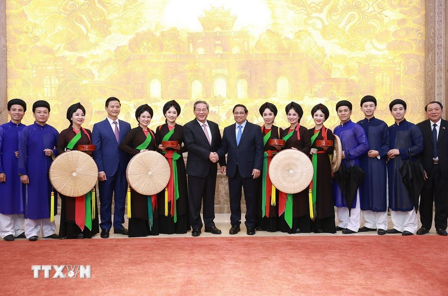 Thủ tướng Phạm Minh Chính và Thủ tướng Trung Quốc Lý Cường với các liền anh, liền chị Quan họ Bắc Ninh.