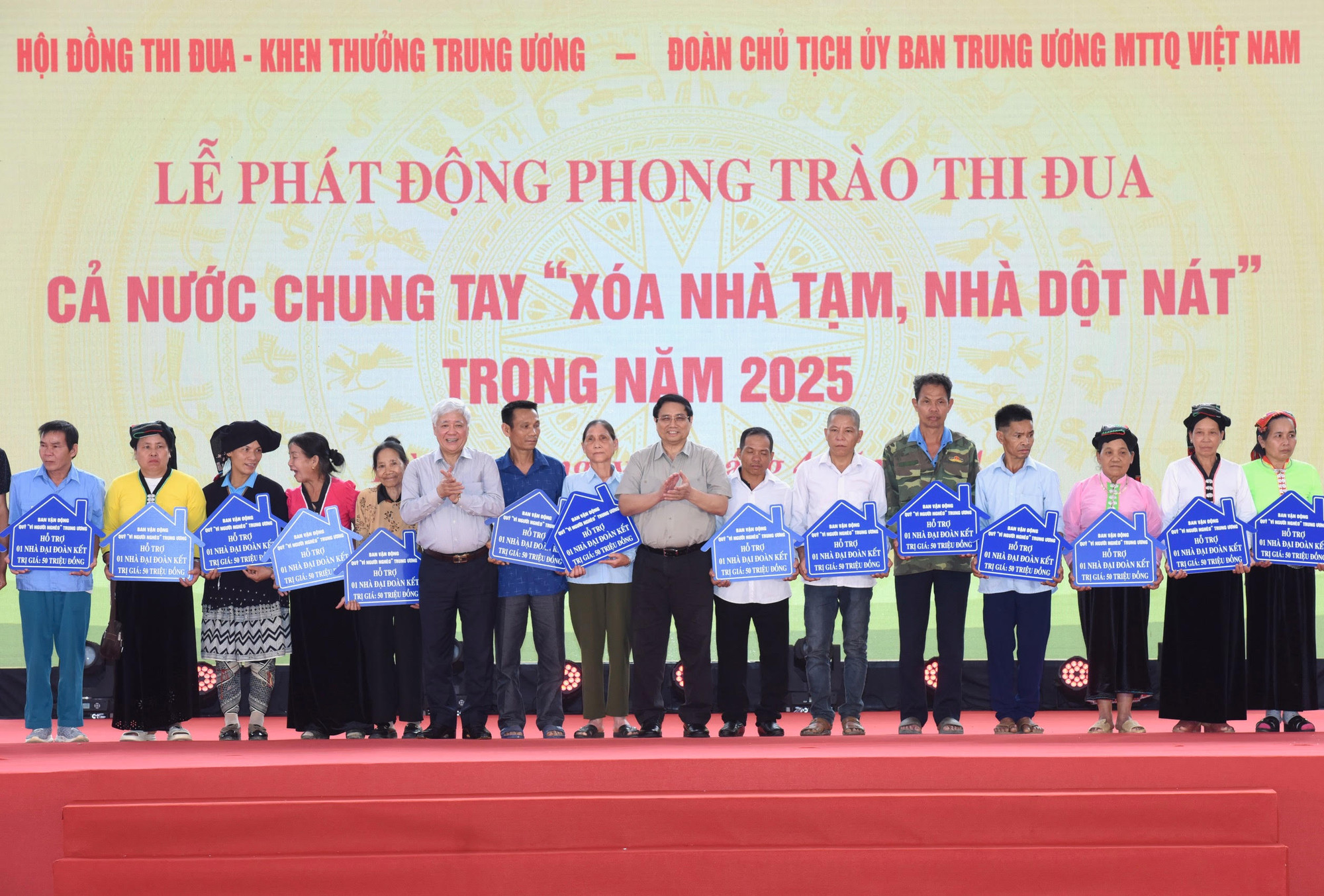 Thủ tướng Phạm Minh Chính và Chủ tịch Ủy ban Trung ương Mặt trận Tổ quốc Việt Nam Đỗ Văn Chiến trao kinh phí hỗ trợ làm nhà cho 100 hộ gia đình trên địa bàn huyện Đà Bắc, tỉnh Hòa Bình.