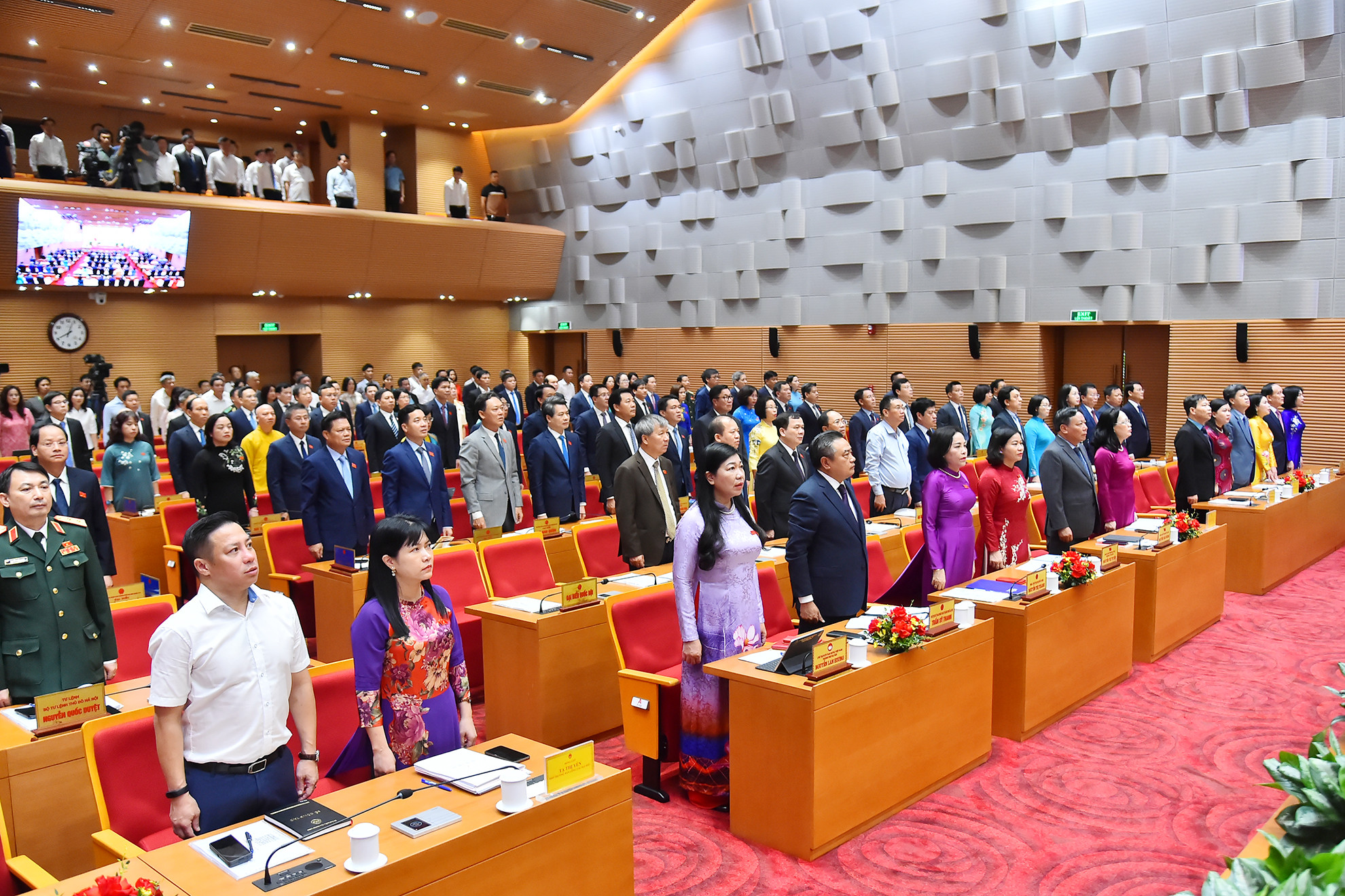 Các đại biểu thực hiện nghi thức chào cờ tại phiên khai mạc. Các đại biểu thực hiện nghi thức chào cờ tại phiên khai mạc.