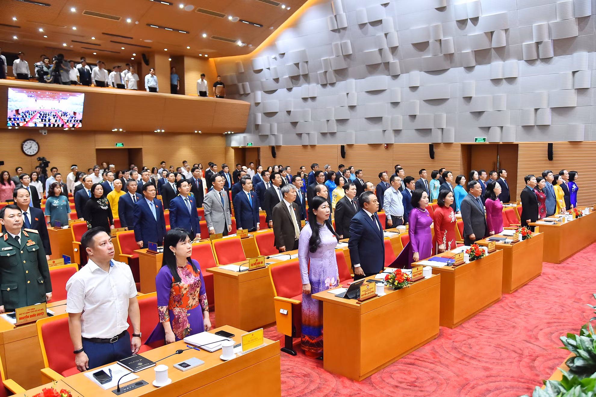 Các đại biểu thực hiện nghi thức chào cờ tại phiên khai mạc.