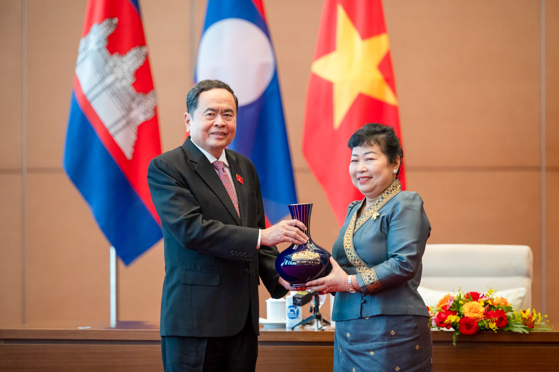 Chủ tịch Quốc hội Trần Thanh Mẫn tặng quà lưu niệm cho Chủ tịch Hội Liên hiệp Phụ nữ Lào Ali Vungnobountham.