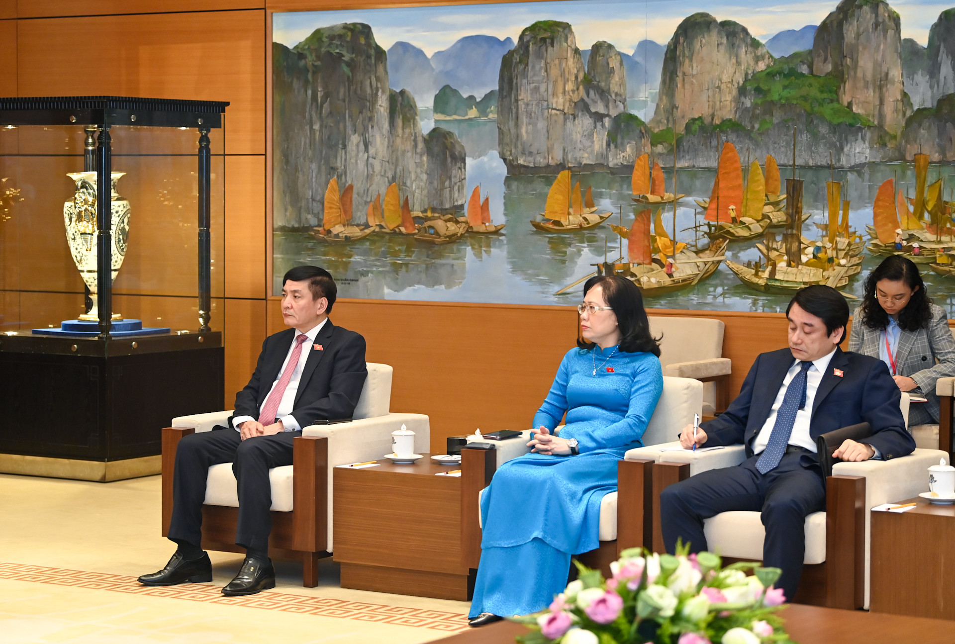 Tổng Thư ký, Chủ nhiệm Văn phòng Quốc hội Bùi Văn Cường và các đại biểu Việt Nam dự cuộc tiếp. Tổng Thư ký, Chủ nhiệm Văn phòng Quốc hội Bùi Văn Cường và các đại biểu Việt Nam dự cuộc tiếp.