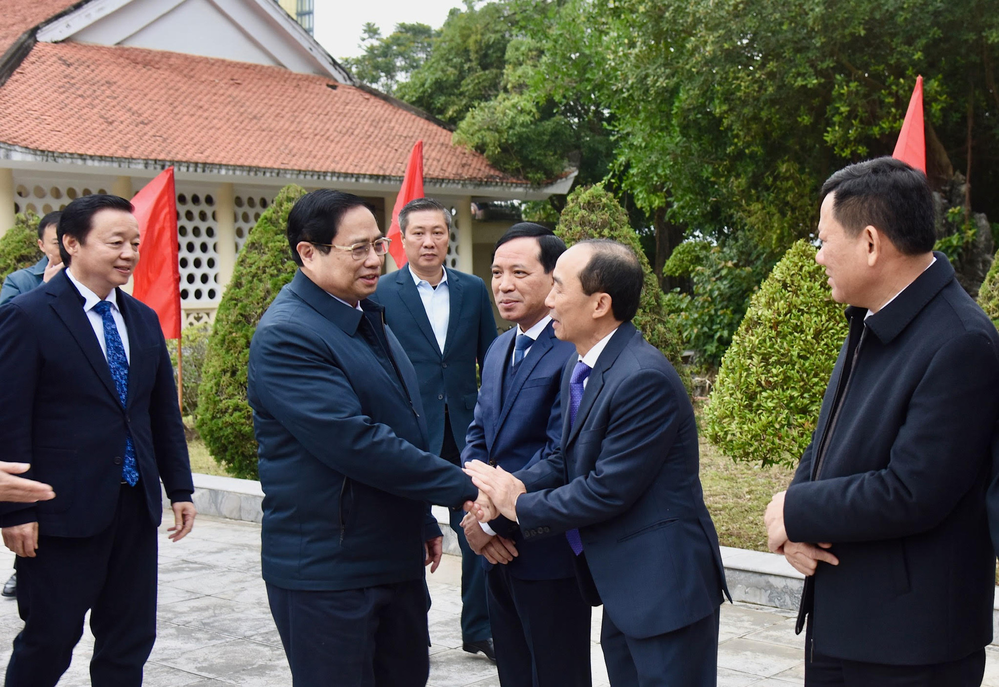 Thủ tướng Phạm Minh Chính với các đại biểu tại Khu văn hóa tưởng niệm Chủ tịch Hồ Chí Minh.