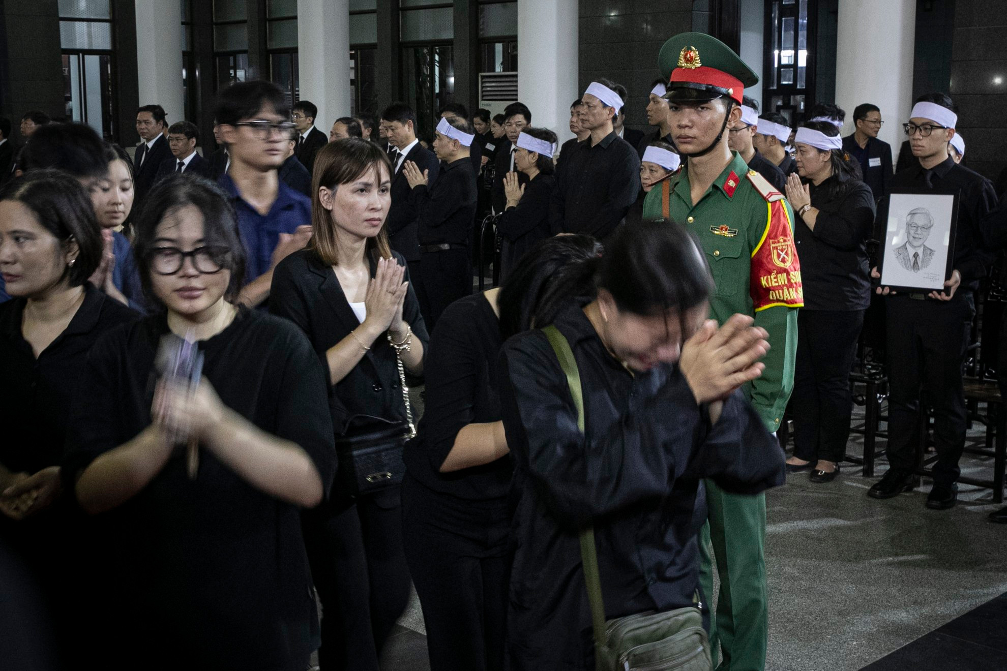 Mọi người đều không giấu được sự đau buồn, những giọt nước mắt nghẹn ngào khi vào viếng Tổng Bí thư Nguyễn Phú Trọng. Mọi người đều không giấu được sự đau buồn, những giọt nước mắt nghẹn ngào khi vào viếng Tổng Bí thư Nguyễn Phú Trọng.