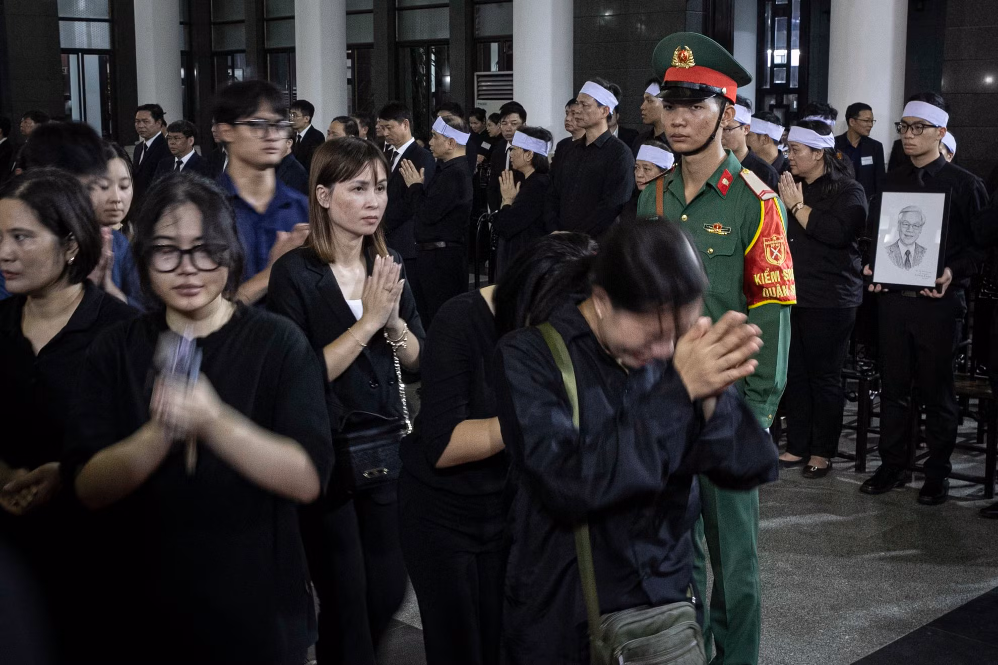 Mọi người đều không giấu được sự đau buồn, những giọt nước mắt nghẹn ngào khi vào viếng Tổng Bí thư Nguyễn Phú Trọng.