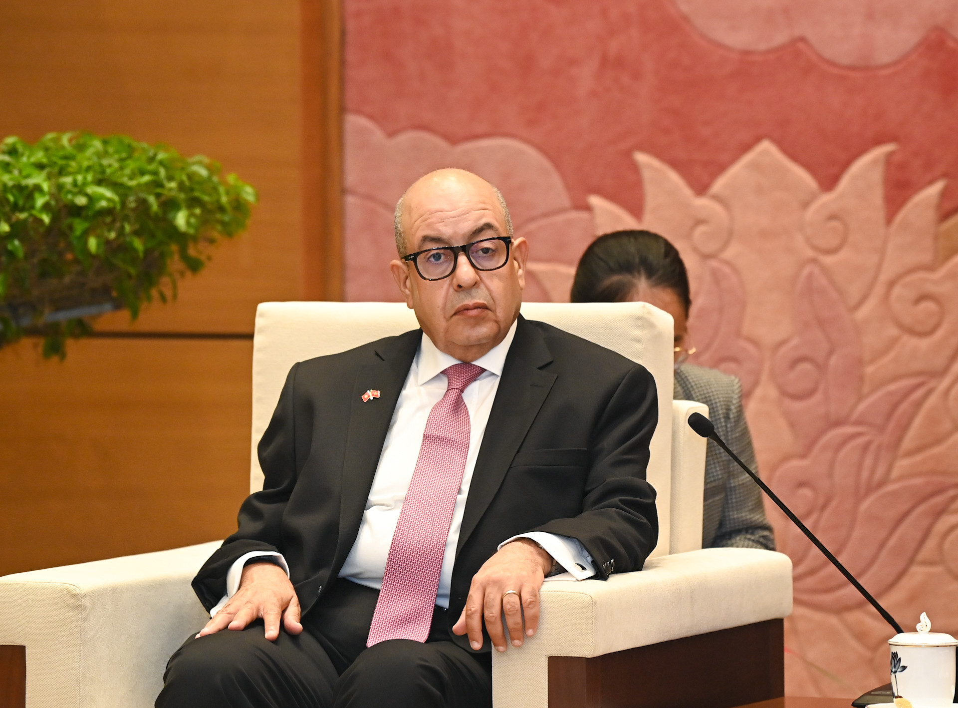 Tổng Thư ký Hạ viện Maroc Najib El Khadi phát biểu tại cuộc tiếp. Tổng Thư ký Hạ viện Maroc Najib El Khadi phát biểu tại cuộc tiếp.