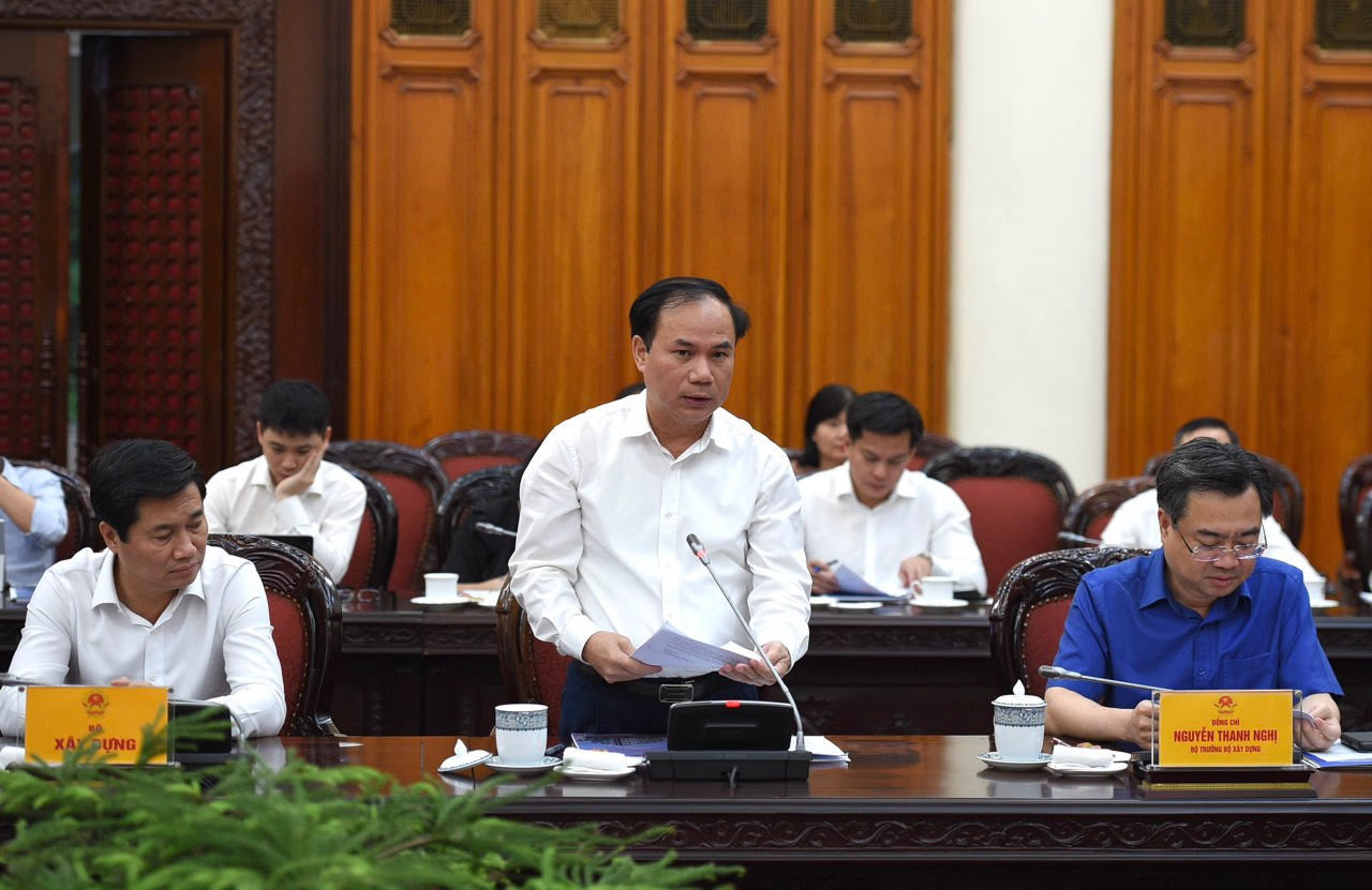 Đại diện lãnh đạo Bộ xây dựng trình bày báo cáo về công tác triển khai xây dựng triển nhà ở xã hội.