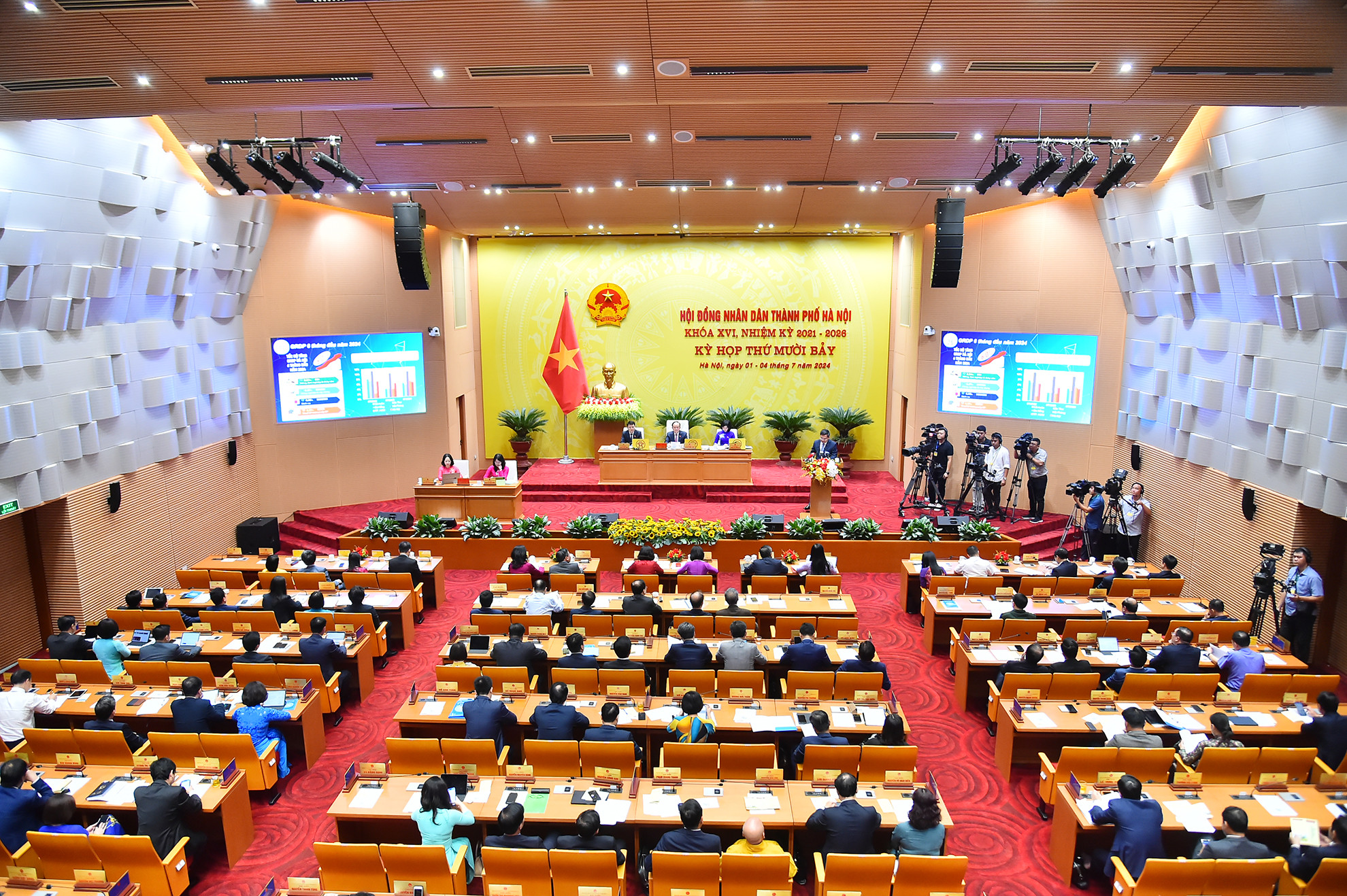 Quang cảnh phiên khai mạc Kỳ họp thứ 17, Hội đồng nhân dân thành phố Hà Nội khóa XVI, nhiệm kỳ 2021-2026. Quang cảnh phiên khai mạc Kỳ họp thứ 17, Hội đồng nhân dân thành phố Hà Nội khóa XVI, nhiệm kỳ 2021-2026.