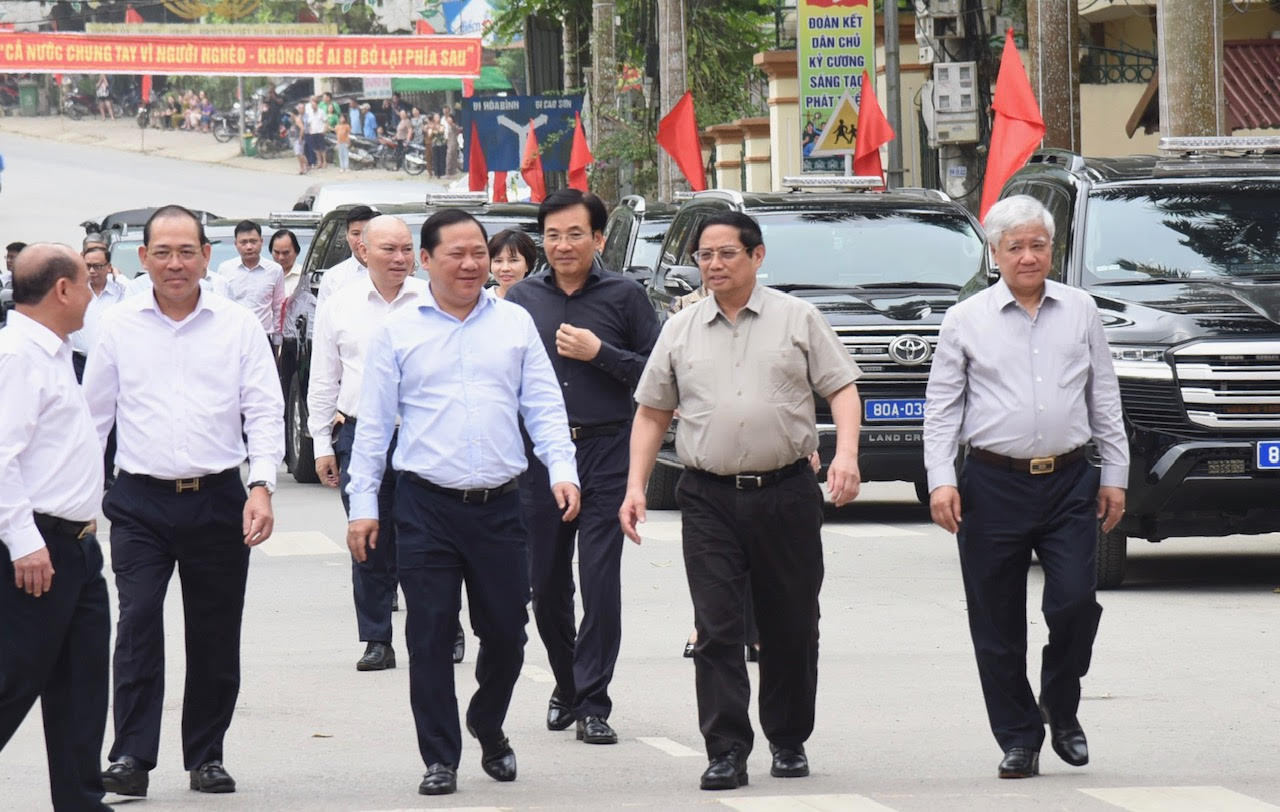 Thủ tướng Chính phủ Phạm Minh Chính, Chủ tịch Hội đồng Thi đua-Khen thưởng Trung ương đến dự lễ phát động phong trào thi đua cả nước chung tay xóa nhà tạm, nhà dột nát trên địa bàn cả nước trong năm 2025.