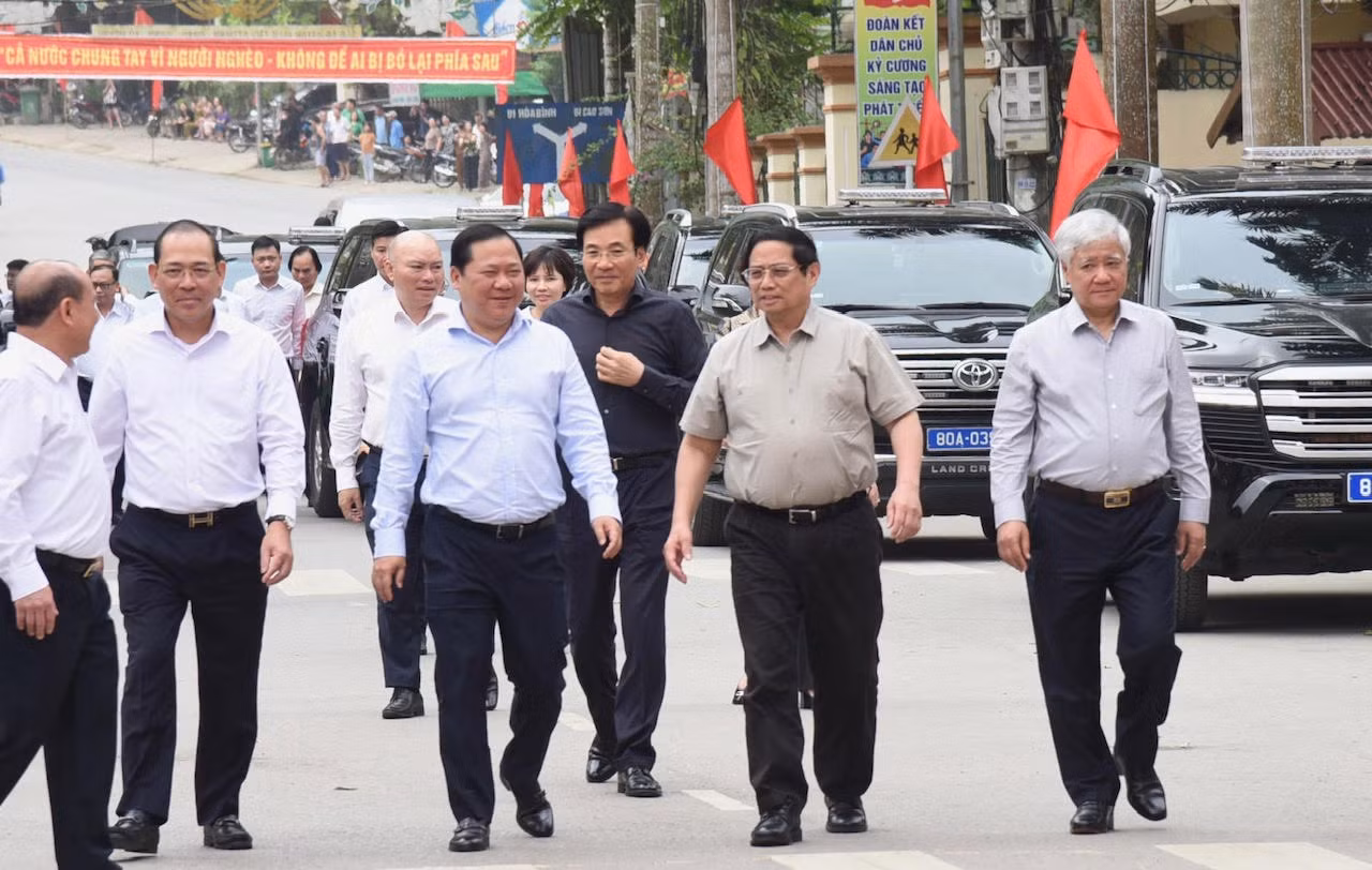 Thủ tướng Chính phủ Phạm Minh Chính, Chủ tịch Hội đồng Thi đua-Khen thưởng Trung ương đến dự lễ phát động phong trào thi đua cả nước chung tay xóa nhà tạm, nhà dột nát trên địa bàn cả nước trong năm 2025.