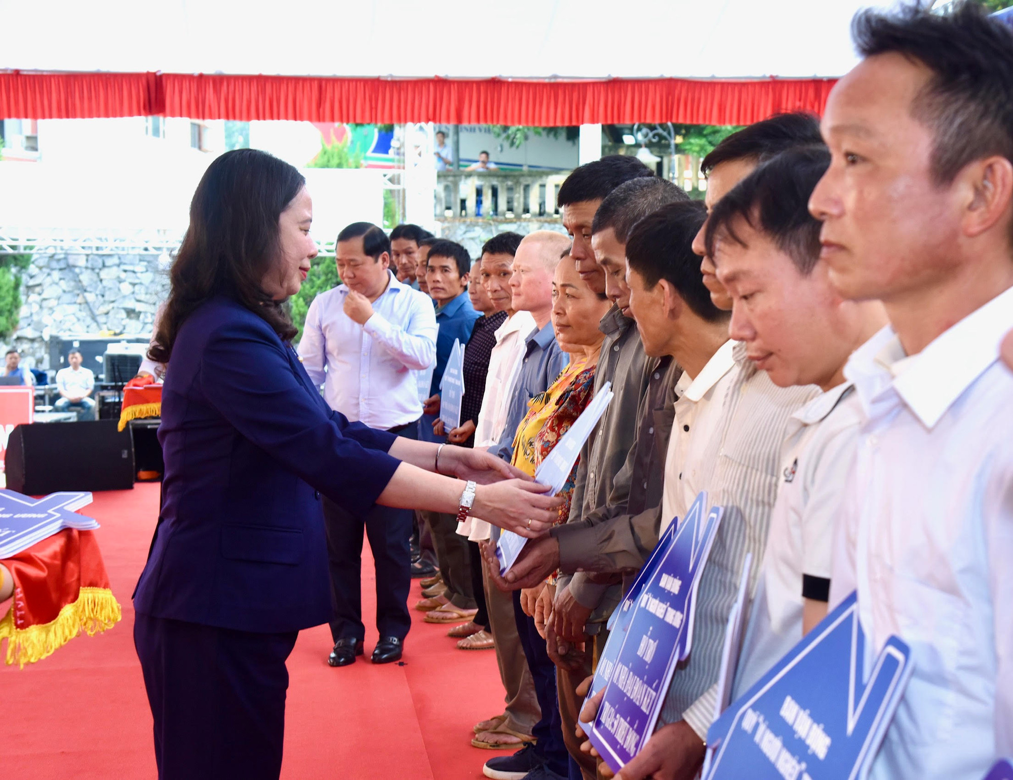 Quyền Chủ tịch nước Võ Thị Ánh Xuân trao biểu trưng hỗ trợ xây nhà đại đoàn kết cho các hộ gia đình tại huyện Đà Bắc, tỉnh Hòa Bình.