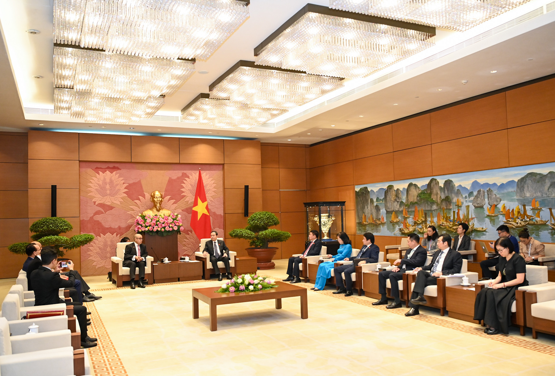 Quang cảnh cuộc tiếp tại Nhà Quốc hội. Quang cảnh cuộc tiếp tại Nhà Quốc hội.