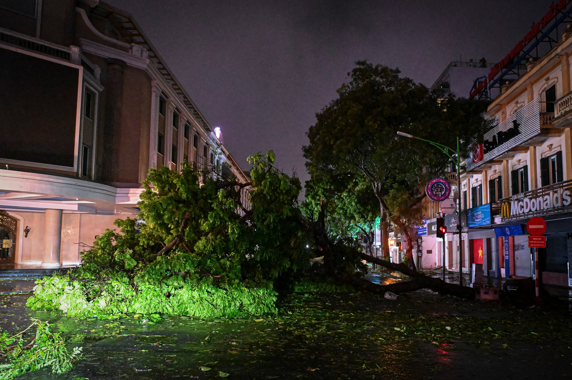 Cây đổ chắn ngang nút giao Hàng Bài-Tràng Tiền.