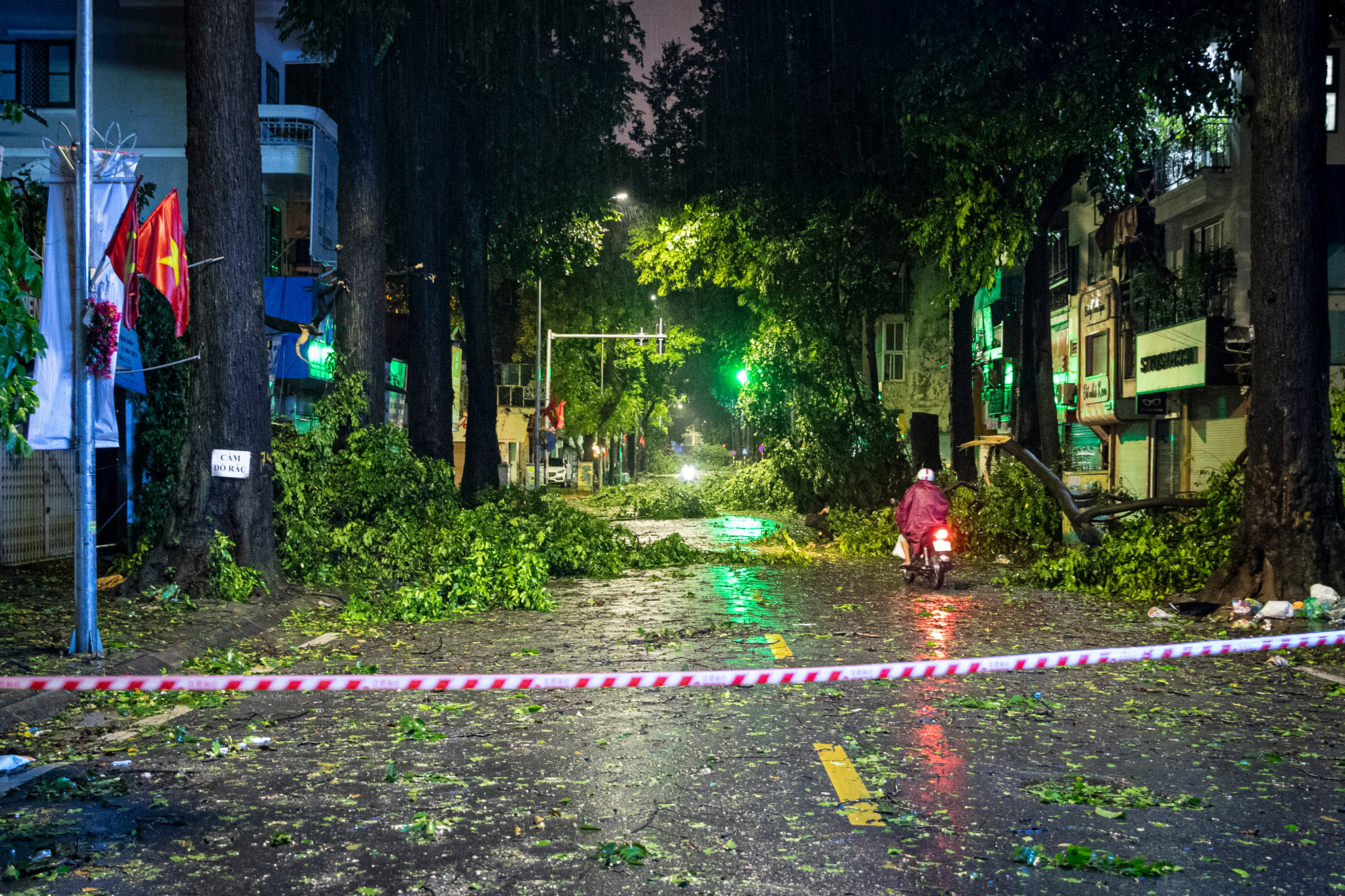 Các phương tiện di chuyển khó khăn tại khu vực phố Lò Đúc (quận Hai Bà Trưng).