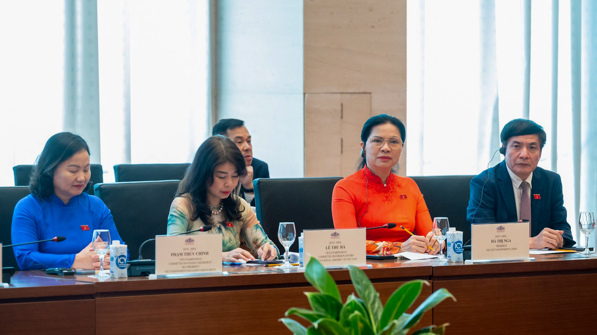 Tổng Thư ký, Chủ nhiệm Văn phòng Quốc hội Bùi Văn Cường; Chủ tịch Hội Liên hiệp Phụ nữ Việt Nam Hà Thị Nga và các đại biểu dự cuộc tiếp.