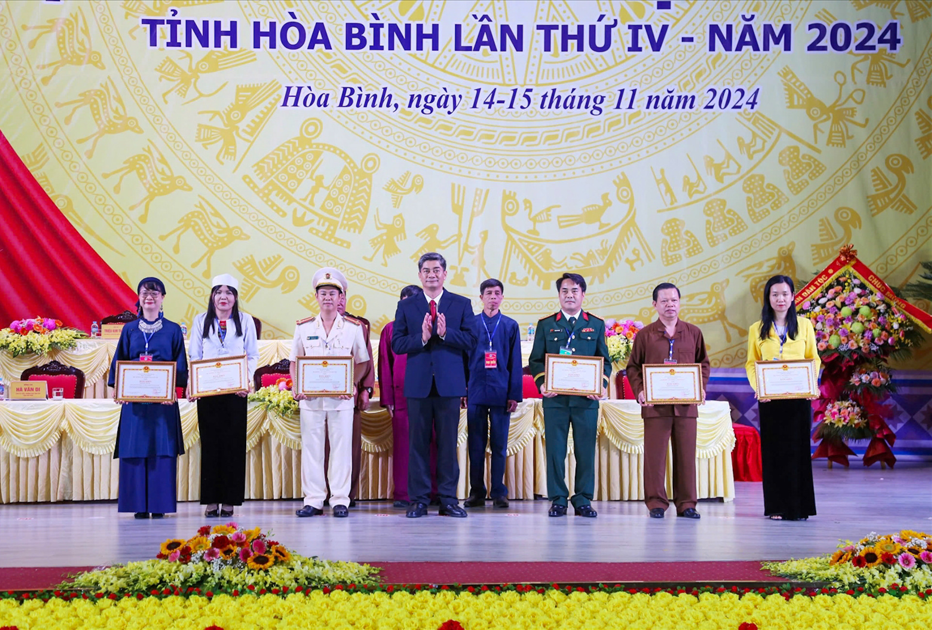 Thứ trưởng, Phó Chủ nhiệm Y Vinh Tơr trao Bằng khen cho các tập thể và cá nhân tại Đại hội Đại biểu các dân tộc thiểu số tỉnh Hòa Bình lần thứ IV, năm 2024. (Ảnh: ĐÌNH HÒA)