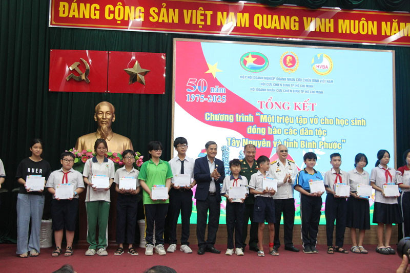 Tiến sĩ, bác sĩ, cựu chiến binh Nguyễn Xuân Lam đã ủng hộ 300 triệu tại chương trình “Một triệu cuốn vở giúp đỡ các em học sinh 5 tỉnh Tây nguyên và Bình Phước”.