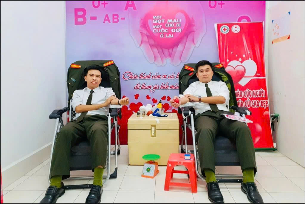 Phó Trưởng ban Thanh niên, Công an tỉnh Cao Bằng Đàm Trí Tuệ (bên phải) tích cực tham gia các hoạt động xã hội.