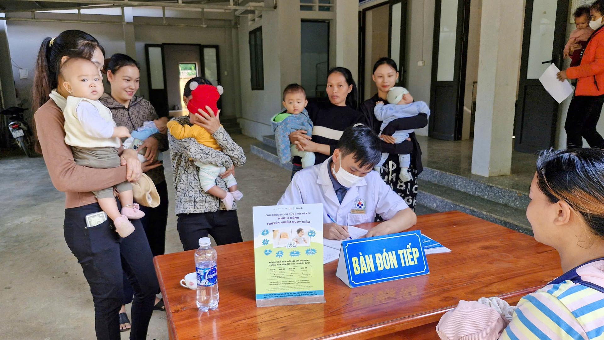 Người dân xã Thu Ngạc, huyện Tân Sơn, tỉnh Phú Thọ đăng ký khám bệnh tại Trạm Y tế xã. (Ảnh PHÙNG THỌ)