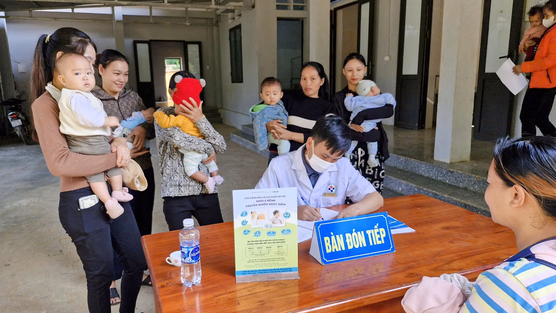 Người dân xã Thu Ngạc, huyện Tân Sơn, tỉnh Phú Thọ đăng ký khám bệnh tại Trạm Y tế xã. (Ảnh PHÙNG THỌ)