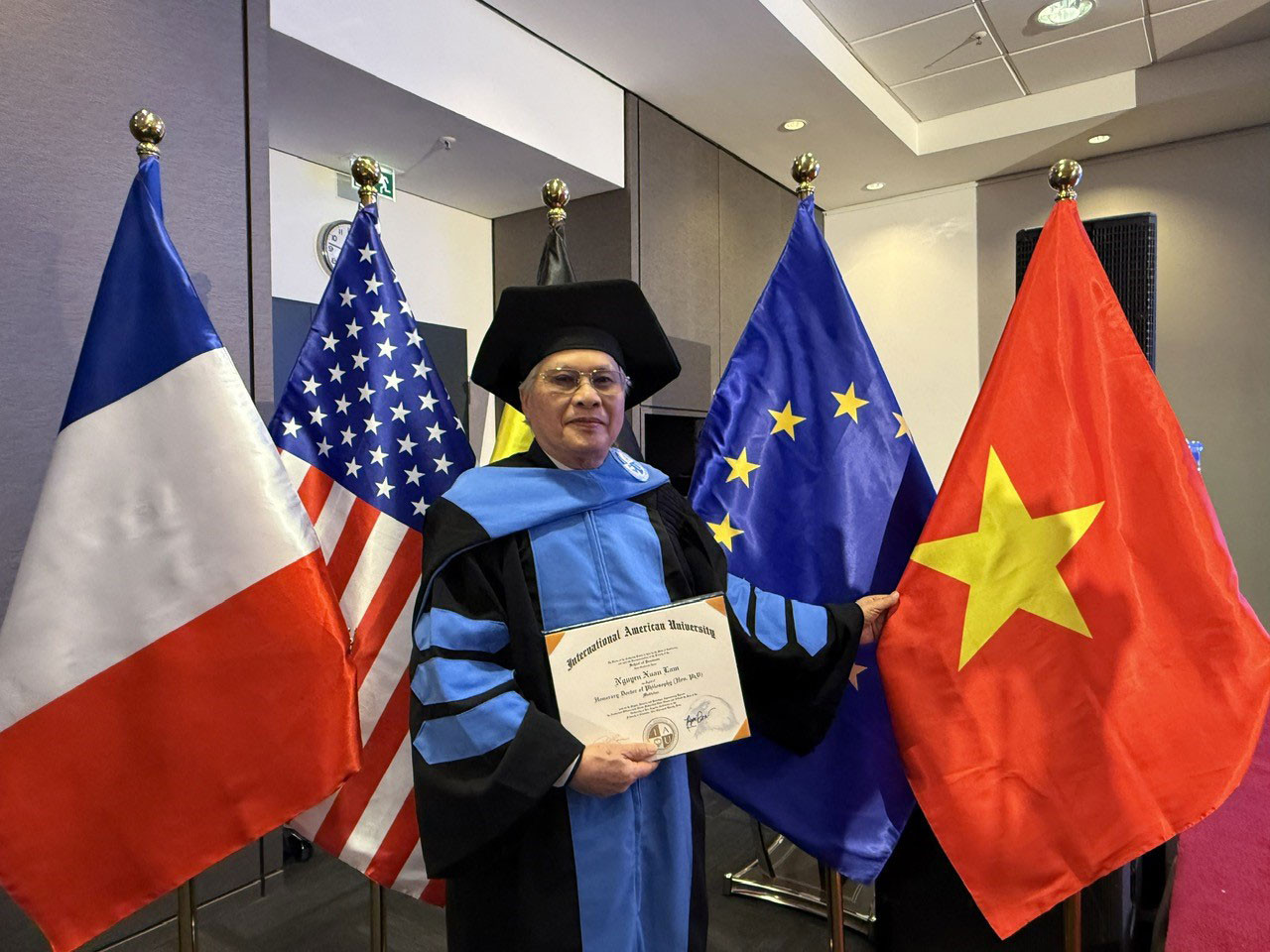 Bác sĩ, doanh nhân, cựu chiến binh Nguyễn Xuân Lam được đại diện Hội đồng khoa học trao bằng Tiến sĩ danh dự.