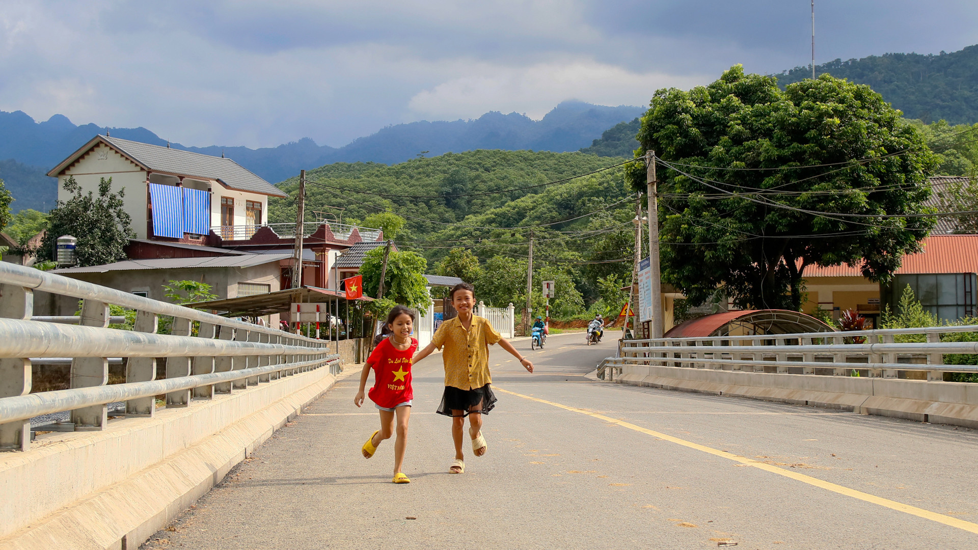 Công trình xây dựng cầu vượt lũ Suối Cái ở xã Đồng Sơn, huyện Tân Sơn, tỉnh Phú Thọ được đưa vào sử dụng từ tháng 5/2024 đã khắc phục hoàn toàn tình trạng bị cô lập trong mùa mưa lũ, giúp đồng bào dân tộc thiểu số tại địa phương đi lại, giao thương hàng hóa thuận tiện hơn. (Ảnh QUỐC ĐẠI)
