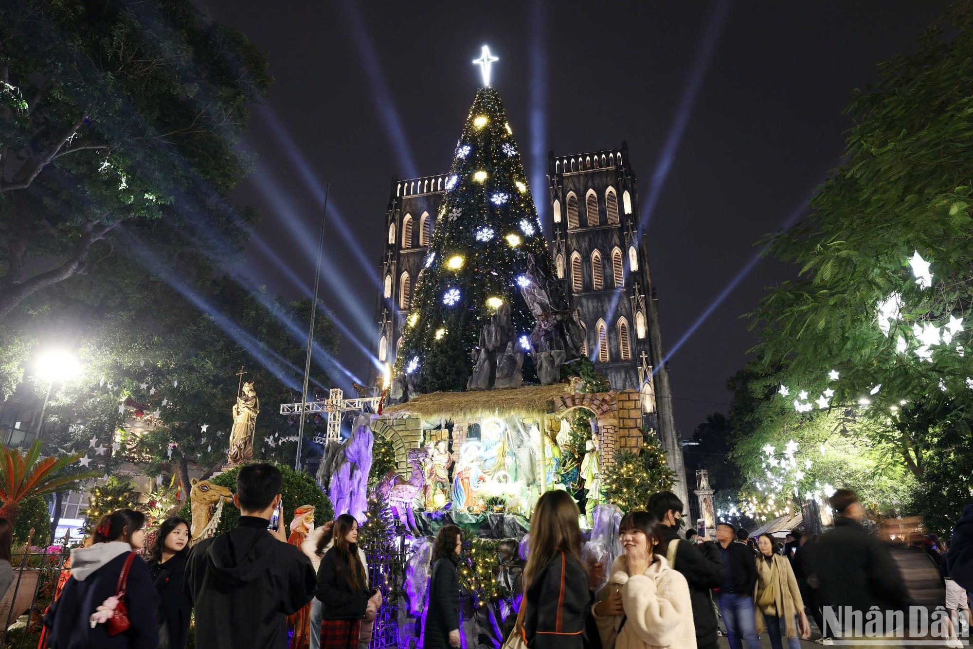 Nhà thờ Lớn là một trong những điểm đến thu hút nhiều bạn trẻ ghé thăm.