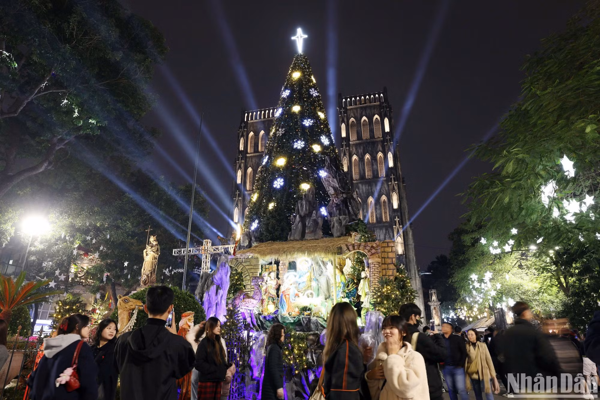 Nhà thờ Lớn là một trong những điểm đến thu hút nhiều bạn trẻ ghé thăm.