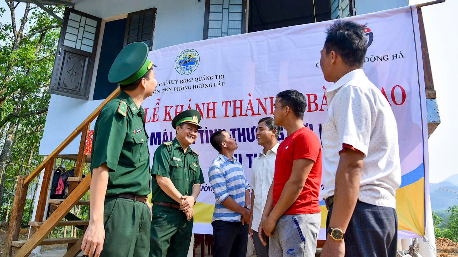 Hộ nghèo tại xã Hướng Lập, huyện Hướng Hóa, tỉnh Quảng Trị nhận bàn giao nhà mới. (Ảnh: MINH TRANG)