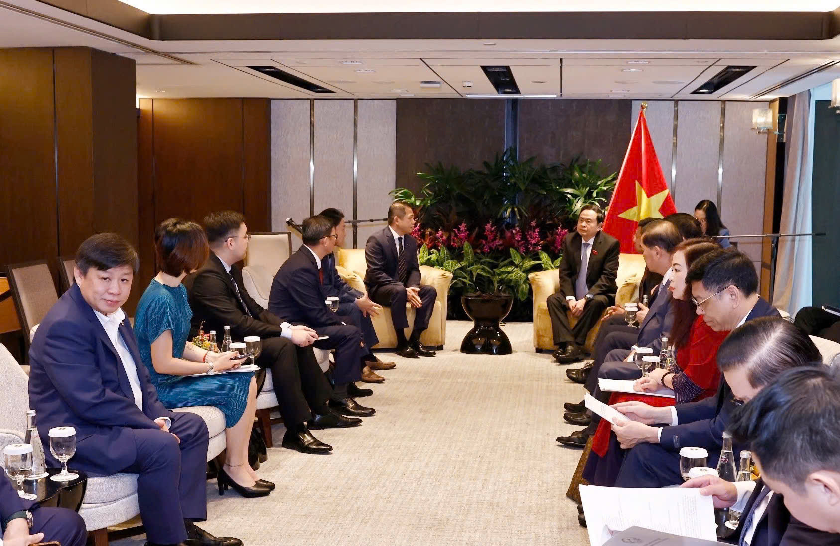 Chủ tịch Quốc hội Trần Thanh Mẫn tiếp ông Kevin Chng, Giám đốc Tài chính Tập đoàn Keppel. (Ảnh: TTXVN)