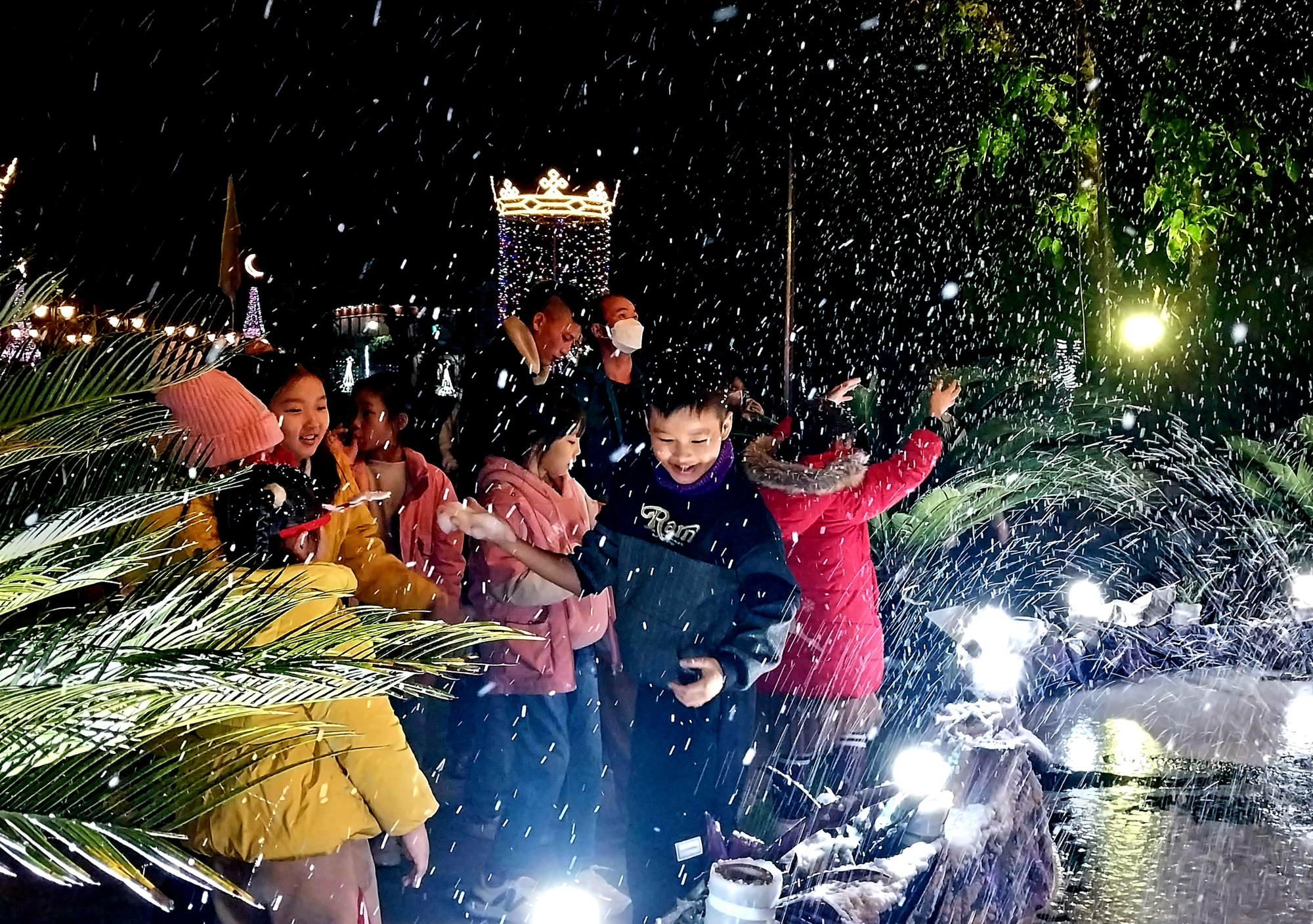 Hiệu ứng bông tuyết tạo điểm nhấn của hang đá ở Giáo xứ Xã Đoài.