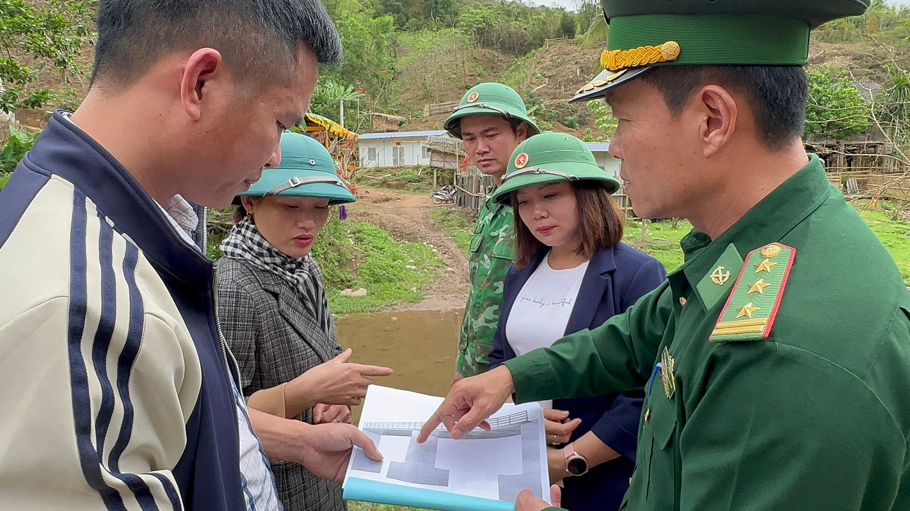 Cán bộ, chiến sĩ Đồn Biên phòng Nhôn Mai đảm nhiệm việc thi công cầu quân dân qua khe Hỷ.