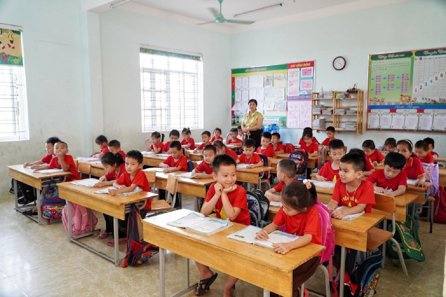 Các em học sinh miền núi Nghệ An làm quen với tiếng Anh