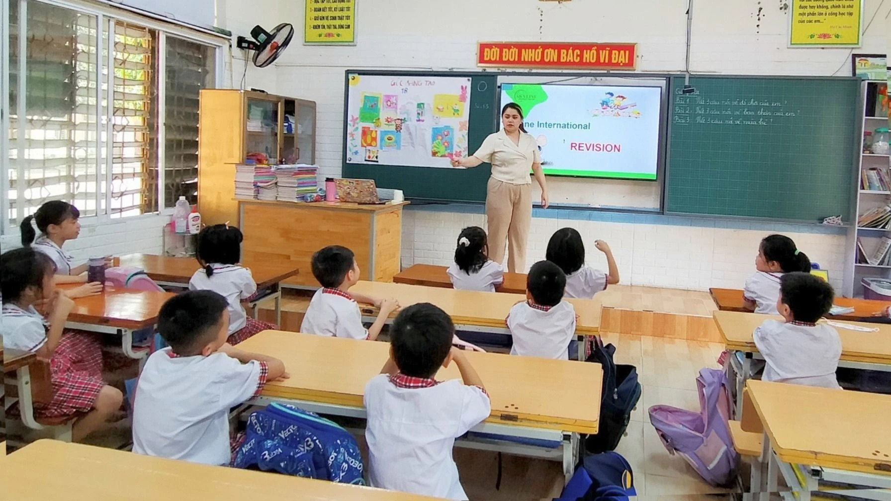 Các em học sinh rất thích thú học tiếng Anh với giáo viên người nước ngoài.