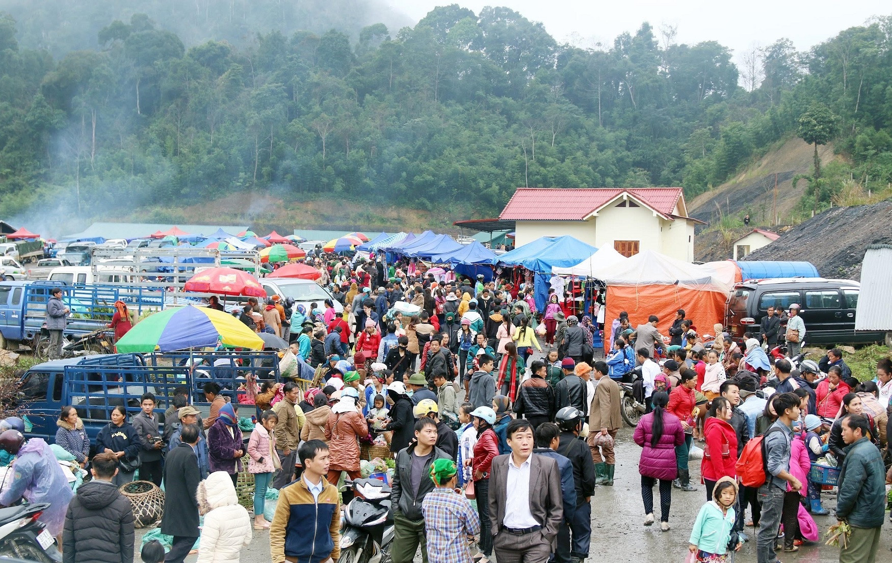 Chợ biên Việt-Lào, nơi gặp gỡ, giao thương của nhân dân huyện Kỳ Sơn và các huyện nước bạn Lào.