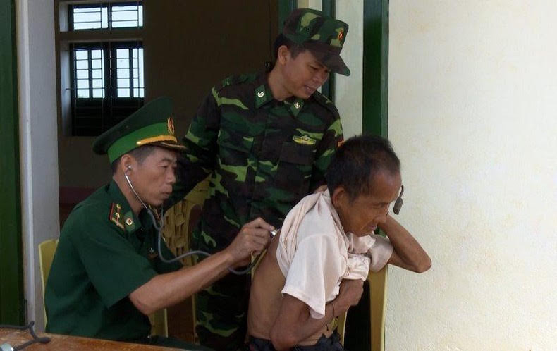 Khám, chữa bệnh cho người dân bản Nậm Táy, huyện Sầm Tớ.