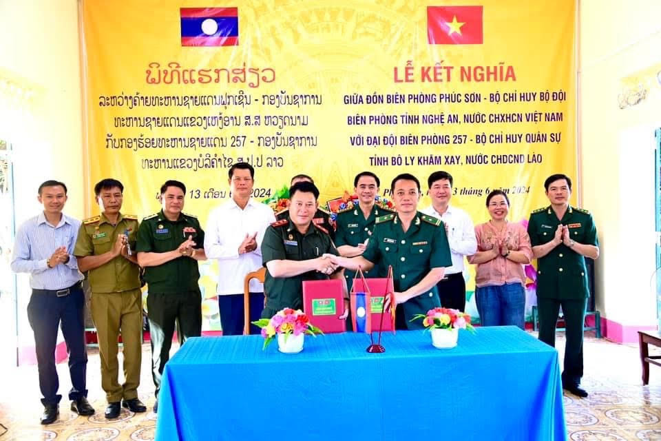 Lễ kết nghĩa giữa Đồn Biên Phòng Phúc Sơn (Nghệ An) với Đại đội Biên phòng 257 Bộ Chỉ huy quân sự tỉnh Bolikhamxay (nước bạn Lào).