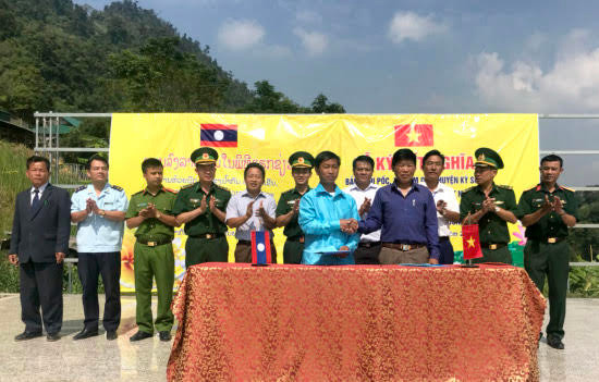 Tổ chức Lễ ký kết nghĩa bản-bản ở biên giới huyện Kỳ Sơn (Nghệ An).